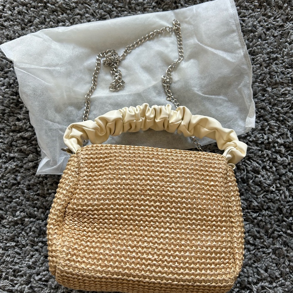 Elegant Tan Crossbody Bag with Cream Handle - Picture 2 of 8